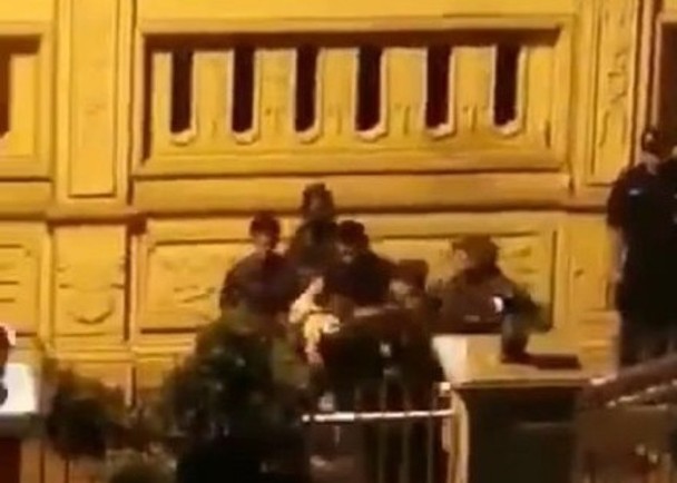 有中國網民上傳相片並稱歹徒已被警方控制，並帶離房屋   圖：翻攝微博