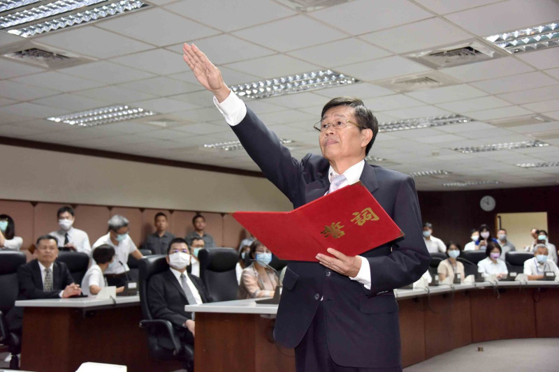 高雄市代理市長楊明州宣誓就職後，一口氣宣布恢復多項決策，讓市政府動起來，備受高雄市民期待。   圖：翻攝自高雄市政府
