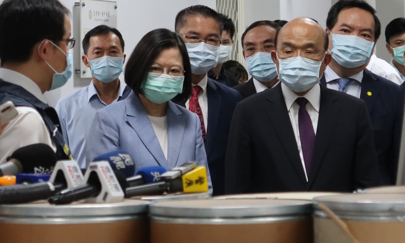 總統蔡英文（左二）與行政院長蘇貞昌視察刑事局查獲的毒品原料。   圖：林朝億/攝
