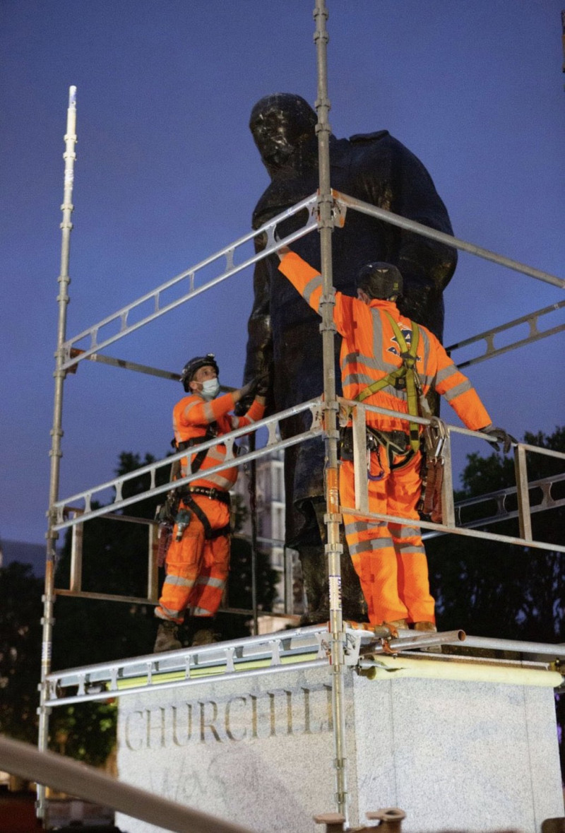 英國連夜封起前首相邱吉爾的紀念雕象，免受破壞。   圖：翻攝自Twitter