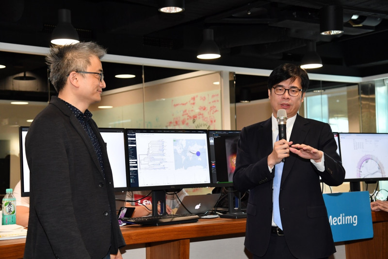 行政院副院長陳其邁（右）今（15）天參訪「台灣人工智慧實驗室」   圖：行政院提供