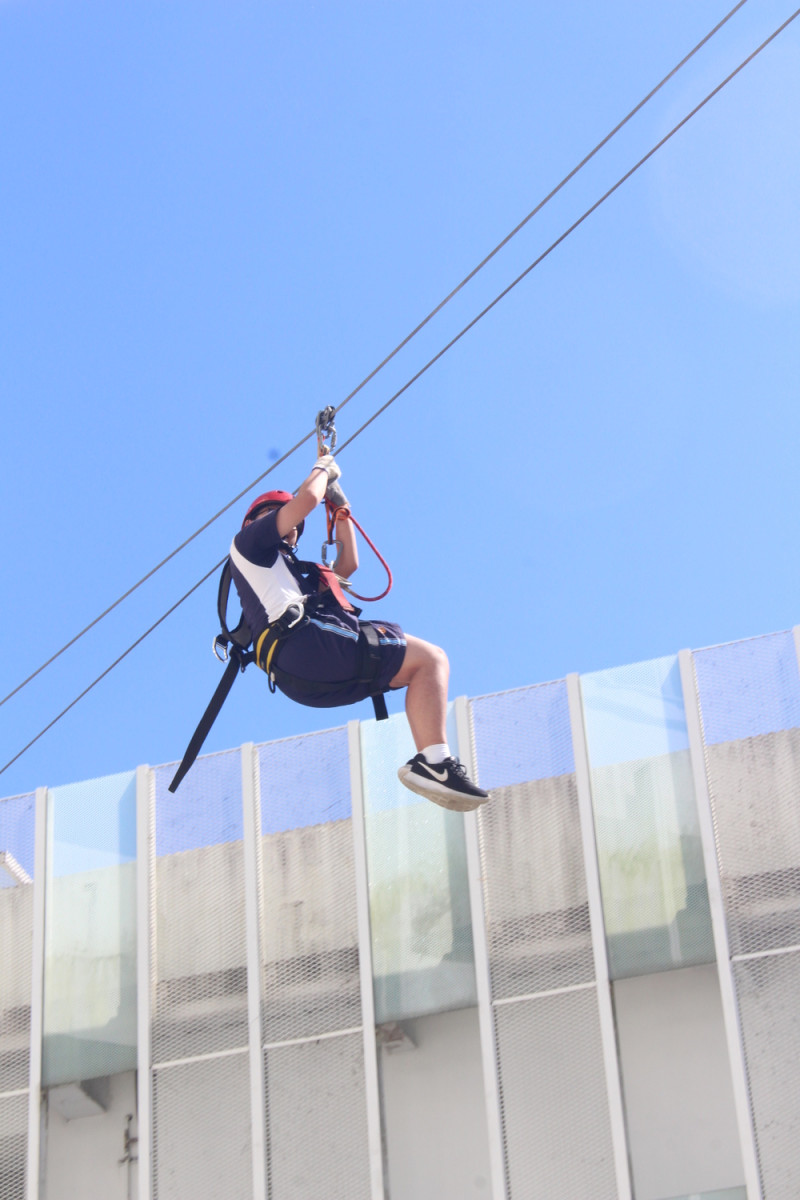 竹林中學畢業典禮有150公尺滑降活動，以十數秒滑降過程象徵中學歷程如「白駒過隙」，勉勵同學珍惜光陰。    圖：竹林中學提供