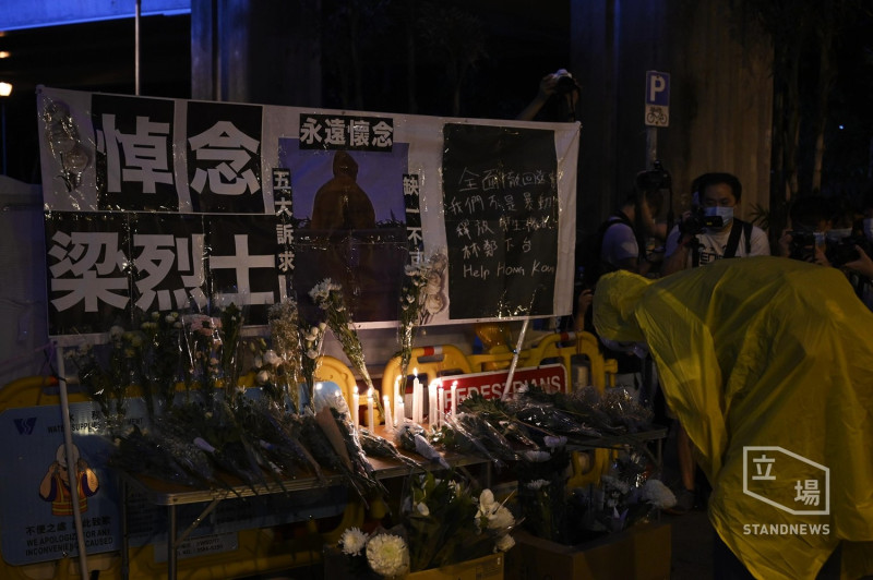 「五大訴求、缺一不可」、「光復香港、時代革命」等理念，悼念的現場隨處可見貼著這些口號的牌子。   圖：翻攝自立場新聞臉書
