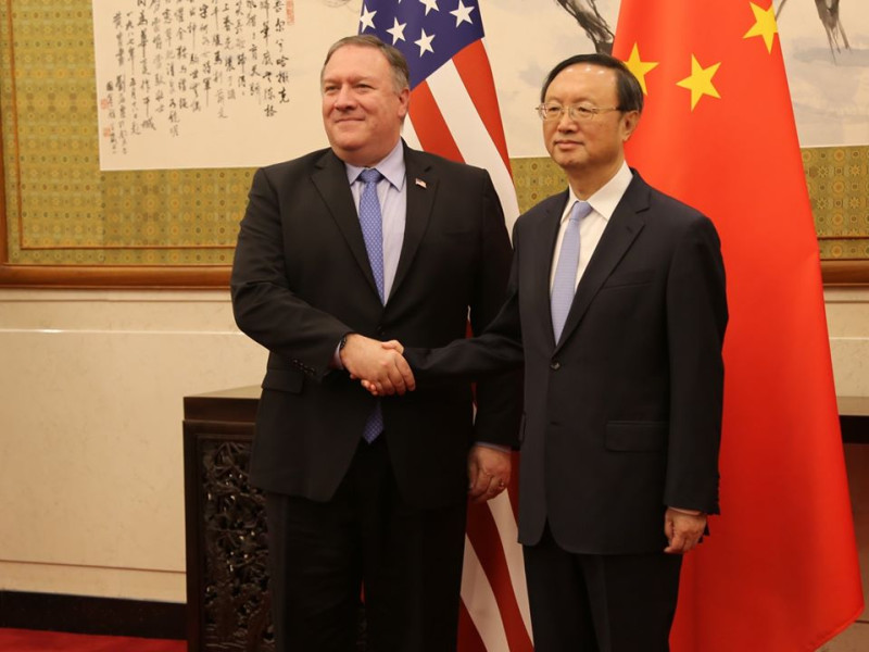 美國國務卿蓬佩奧（左）與中國中央外事辦主任楊潔篪溝通管道始終暢通，但北京當局一直視他為眼中釘。   圖：翻攝自美國務院臉書