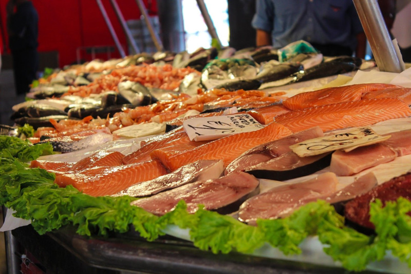 中國許多網路和實體店面也宣布停售鮭魚，對海產業者造成衝擊。(示意圖)   圖：翻攝自Pixabay