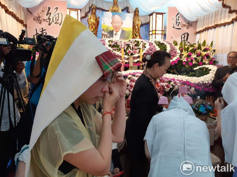公祭場上，李增文的女兒李明潓傷心痛哭。   圖：蔡坤龍/攝
