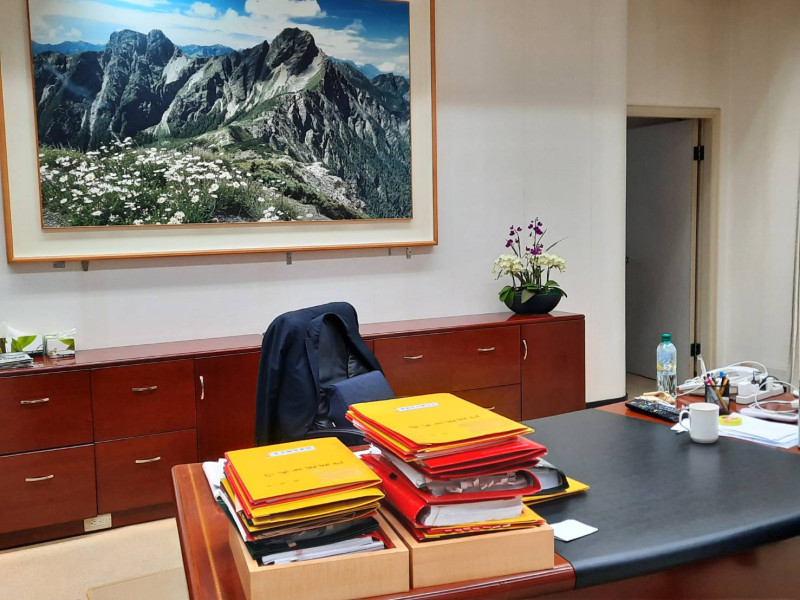 行政院副院長陳其邁的辦公桌連電腦也搬走了，這幾天都用 i pad辦公。   圖：陳佩君/攝