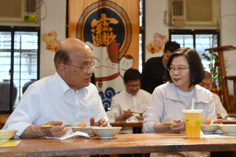總統蔡英文和行政院長蘇貞昌一行人下午走訪九份老街吃小吃、振興地方經濟。   圖：行政院／提供