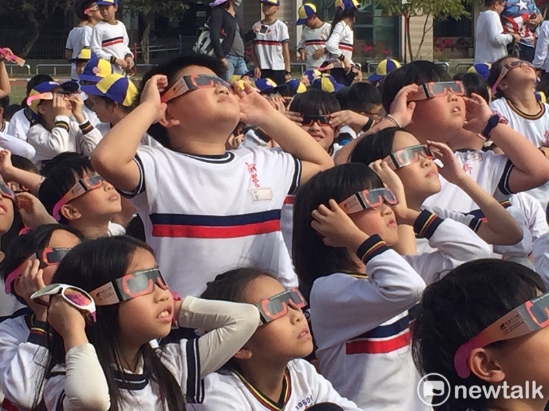 南瀛天文館資訊視聽組特別提醒民眾，觀看日食務必使用專業的太陽觀測眼鏡（非一般太陽眼鏡），且持續時間最長不可超過30秒，並請搭配教學活動在教師指導下使用。   圖：台南市政府提供