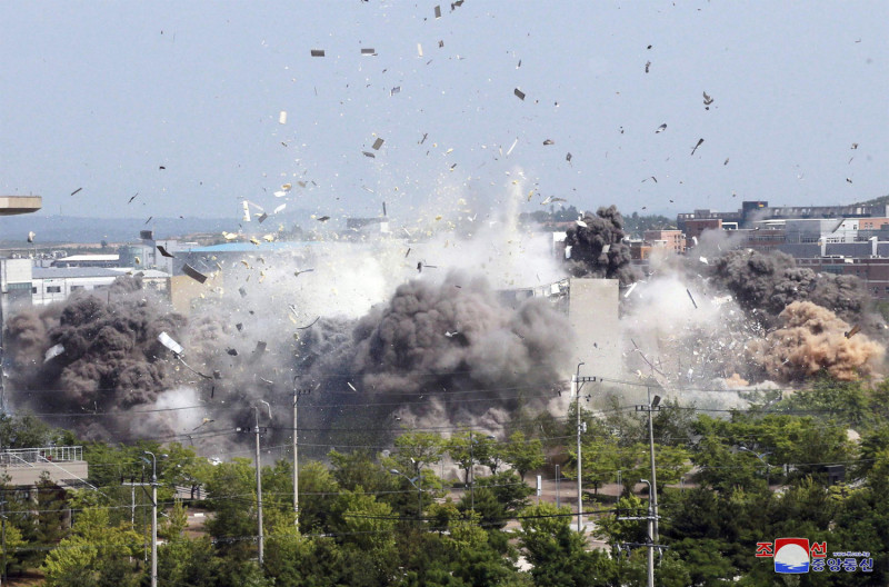 北韓16日下午炸毀位在開城工業區內的兩韓聯絡辦公室。   圖：達志影像/美聯社