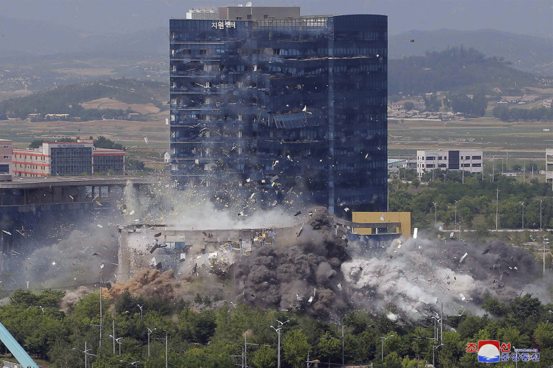 只見炸彈從大樓低處引爆，之後大樓整棟垂直向下崩塌，兩韓聯絡辦公室瞬間成為一片廢墟。   圖：達志影像/美聯社