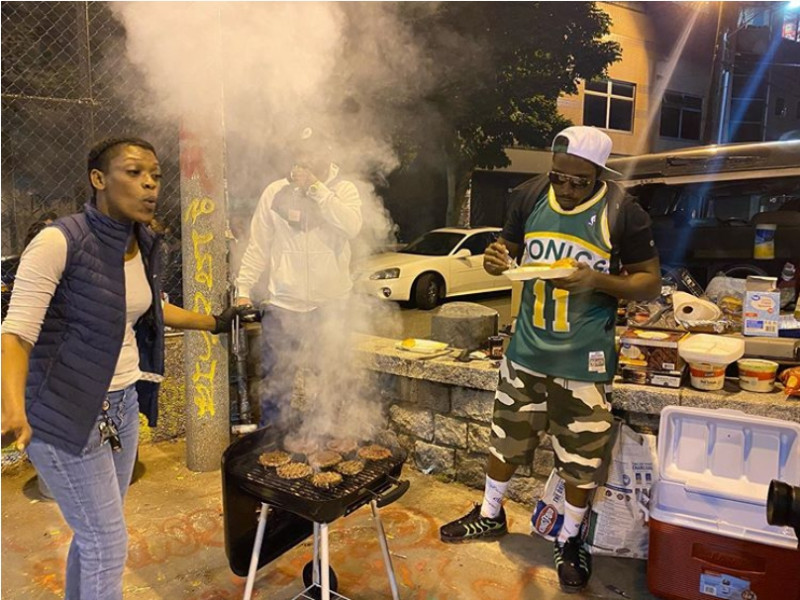 一位黑人女性在路邊提供食物給路過的民眾。   圖：取自Instagram @mysochazlife