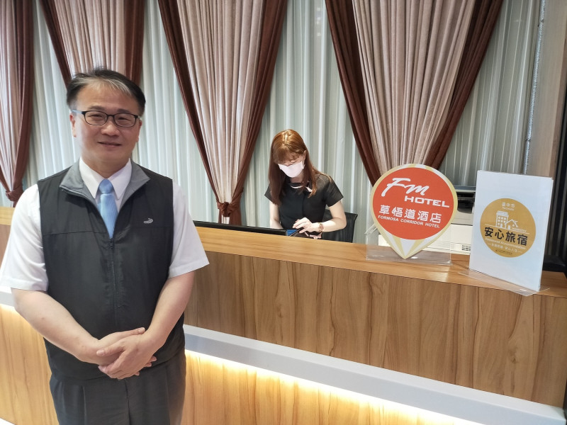 台中市旅館商業同業公會理事長鄭生昌經營的福爾摩沙草悟道酒店推出的優惠方案。 唐復年/攝
