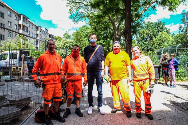 Neukölln自治市正進行消毒作業，中間為市長馬丁希克爾（Martin Hikel）   圖:擷取自臉書