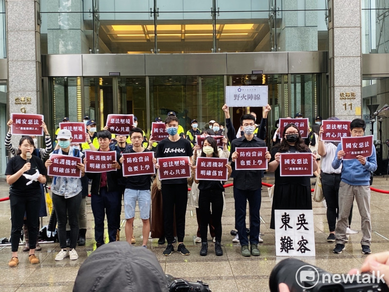圖為包括香港邊城青年等多個民間團體上月舉行記者會呼籲，台灣教育部儘速讓港生來台就學、蔡政府立即明確落實庇護機制。   圖：周煊惠 / 攝（資料照）
