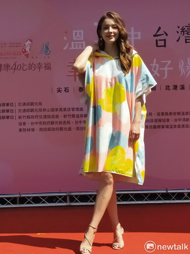 俄羅斯美女安妮穿著知名華裔設計師Daniel Wong所設計的「花漾」限量浴巾斗篷。   唐復年/攝