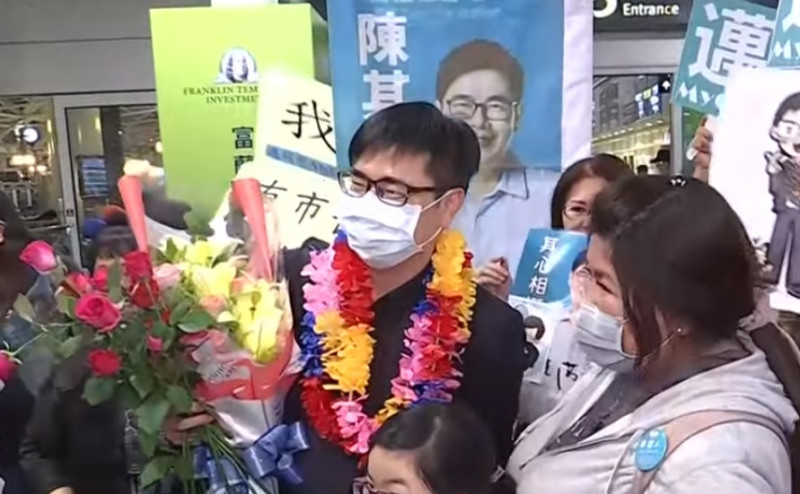 陳其邁今晚返回高雄投入市長補選，在高鐵站外與「邁粉」合影。   圖：翻攝Youtube