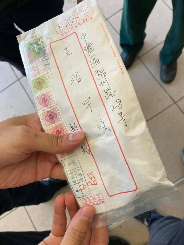 王浩宇服務處17日收到內含「2顆金屬物體」的恐嚇信函。   圖：翻攝王浩宇臉書