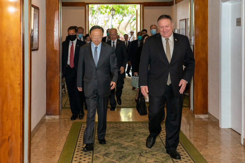 中國中央政治局委員楊潔篪（前排左起）與美國國務卿蓬佩奧，日前雙方在夏威夷密會。   圖：翻攝自蓬佩奧推特