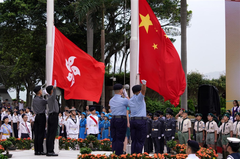 香港教育局向中、小學發出指引，規定特定日須升中國國旗奏國歌。圖為2019年香港舉行升旗典禮紀念五四運動100週年。   圖：中央社／提供
