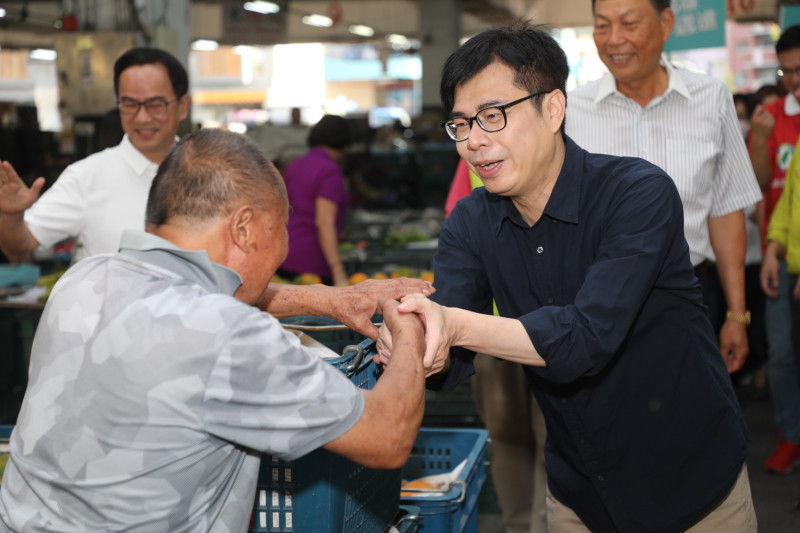 陳其邁(右)以市場拜票作為市長補選的起手式。   圖：陳其邁競選團隊/提供