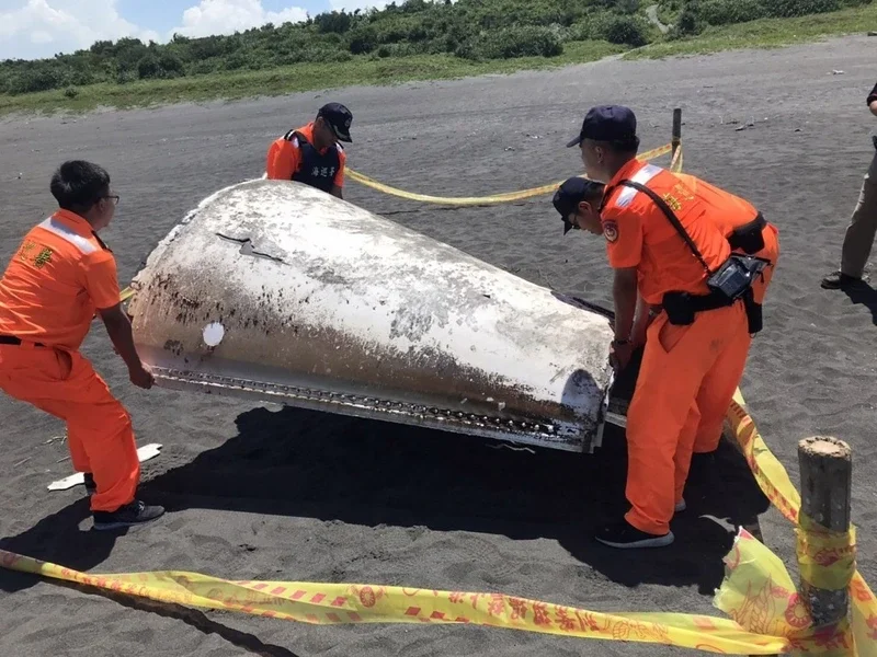 宜蘭海灘16日發現金屬殘骸，經運安會視察後判定可能是測試性火箭、飛彈。   圖：海巡署/提供