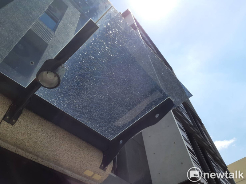 嘉義市一處民宅的玻璃屋簷被太陽被爆了。   圖：蔡坤龍/攝