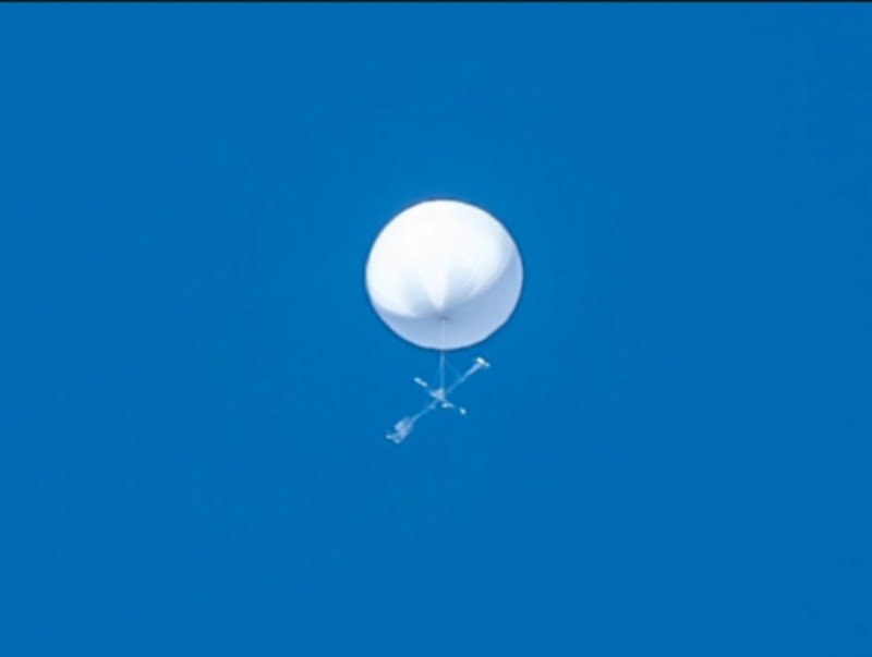 日本上空驚見不明「白色球狀飛行物」，引發議論。   圖：翻攝自中媒