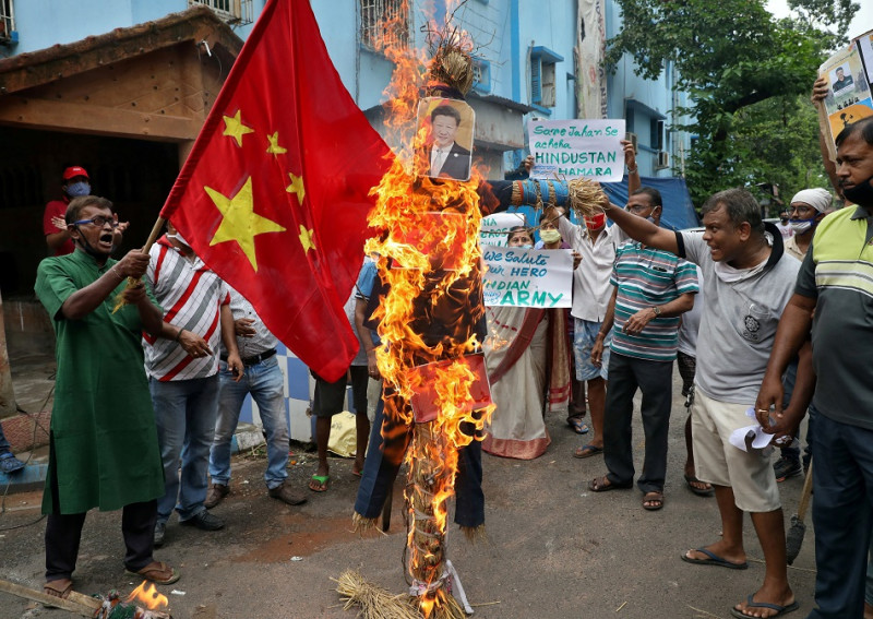 中國、印度部隊邊境衝突造成印軍20死76傷，印度人民憤而上街抗議中國暴行，焚燒中國國旗與習近平照片。   圖：達志影像／路透社
