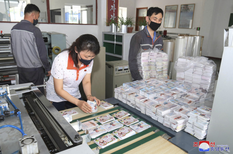 北韓印刷部門正積極趕工，準備發送給南韓的傳單堆得像山一樣高。   圖：達志影像/美聯社