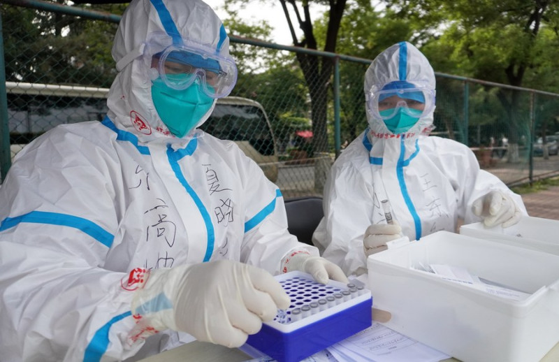 中國抗疫專家張文宏今（20）日表示，疫情蔓延情況至少要到今年底和明年上半年，加快疫苗研發將成為解決關鍵。   圖：翻攝人民日報