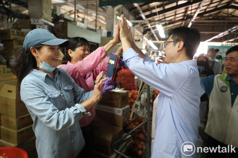 陳其邁在鳳農市場與民眾擊掌。   圖：陳其邁競選團隊/提供