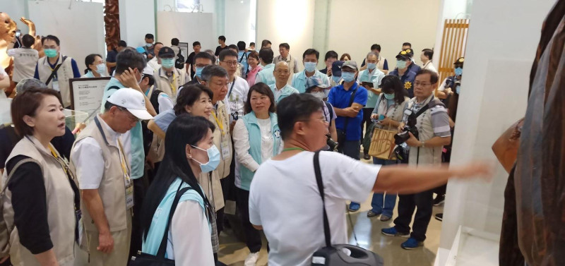 台北市長柯文哲與夫人陳佩琪及副市長一起到嘉義市參訪，黃敏惠全程陪同。   圖：讀者/提供