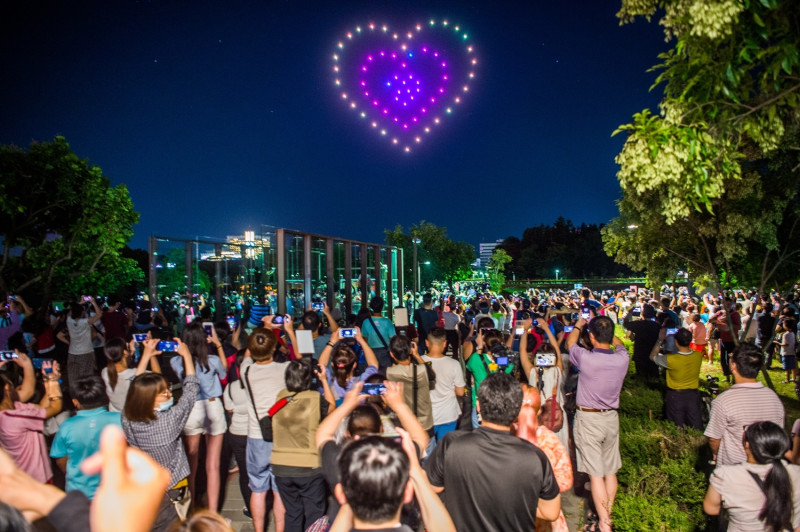 20日晚間欣賞日環食的主場北香湖公園，舉行「無人機飛舞秀」，吸引許多民眾觀賞。   圖：嘉義市政府/提供