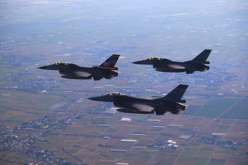 今天「日環食」登場後，空軍派出F-16戰機衝場。   圖:取自蔡英文臉書