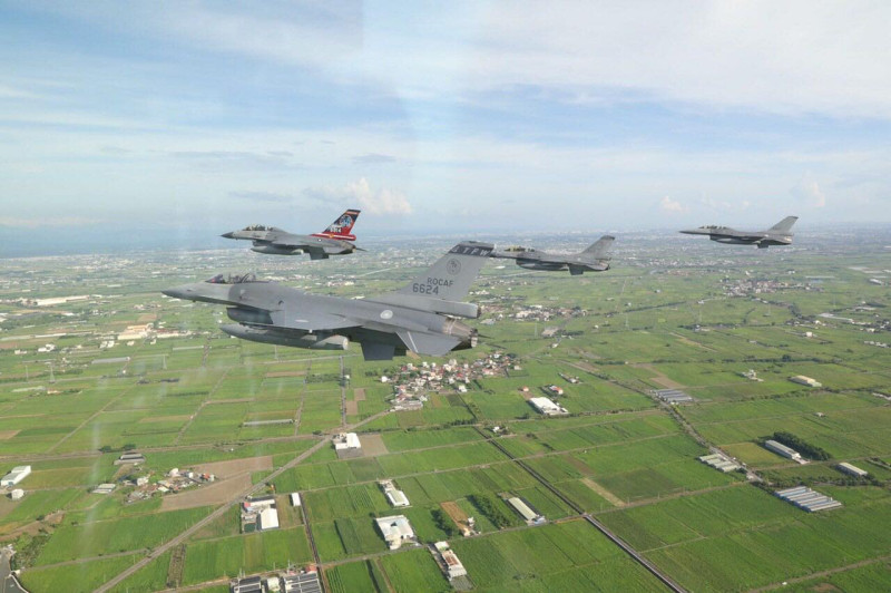 蔡英文在臉書貼出F-16衝場照片，戰機飛越嘉南平原。   圖:取自蔡英文臉書