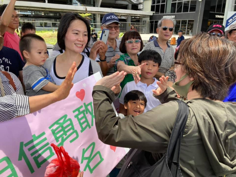 蕭美琴離開家鄉花蓮時，支持者聚集在車站為她送行。   圖：翻攝自蕭美琴臉書
