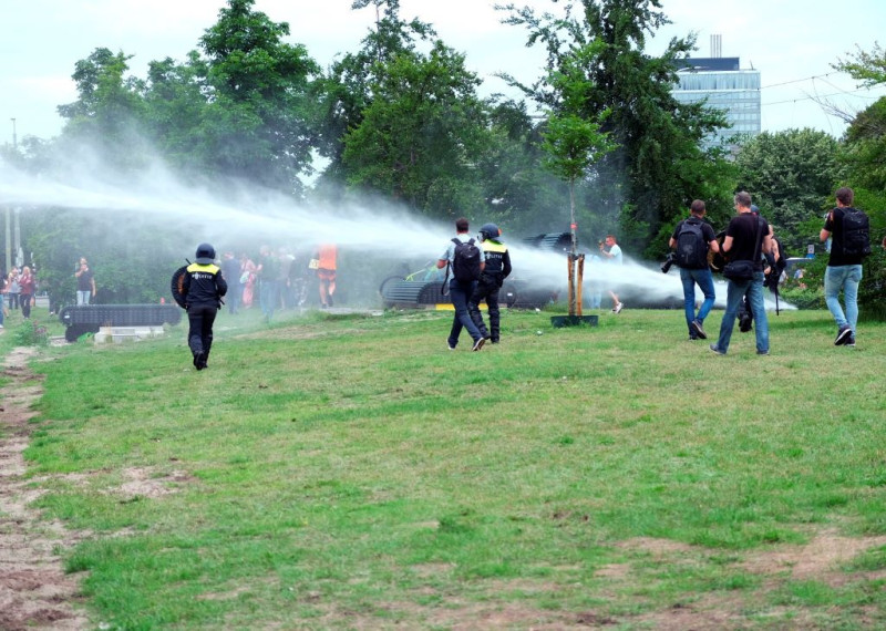 荷蘭民眾抗議活動越演越烈，警察也出動灑水車鎮壓。   圖：達志影像／美聯社