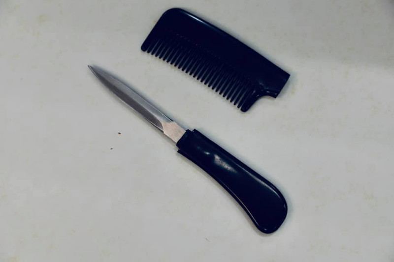 洪孟楷辦公室成功在網路上購買偽裝成梳子的匕首。   圖：取自洪孟楷臉書