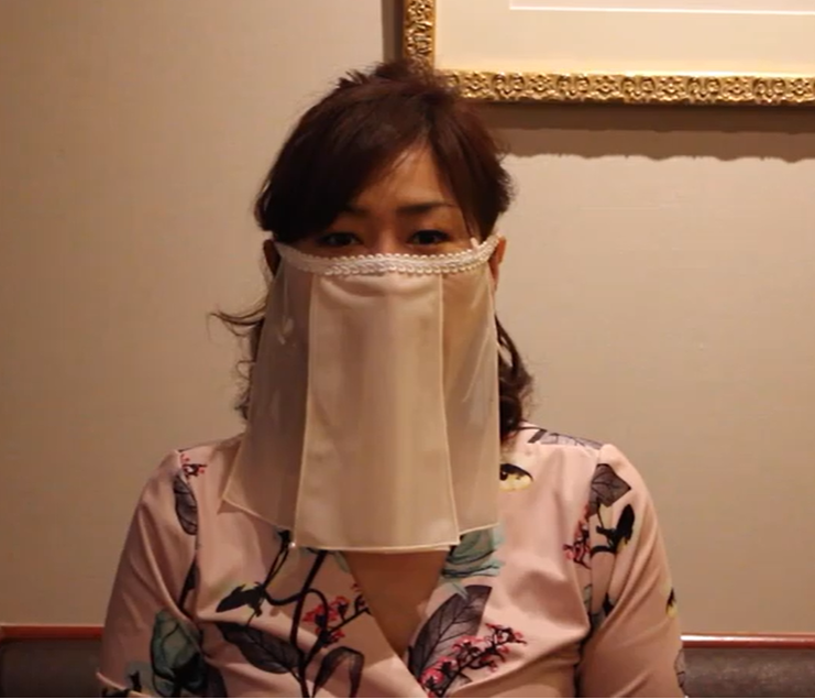 日本酒吧推出一款「陪客專用面紗」口罩。   圖：擷取自Youtubeu