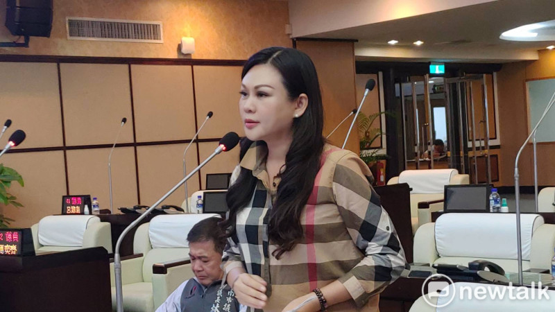 台南市議員林燕祝在議會總質詢自由發言時，揭露某國中2名教練利用權勢猥褻學生，期間長達約1年。   圖：黃博郎／攝