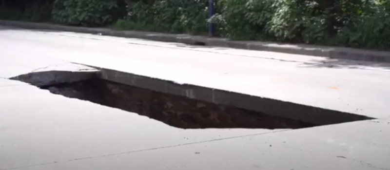 中國廣州白雲區大朗南路今 (22) 天發生一起道路坍塌意外，該路段突然出現一個長14公尺，寬4.5公尺的大洞。   圖：翻攝自微信
