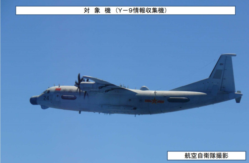 日防衛省統合幕僚監部稱22日發現1架中國「運9」偵察機飛入日本海一帶，被清楚拍到編號24。   圖：翻攝自日防衛省統合幕僚監部