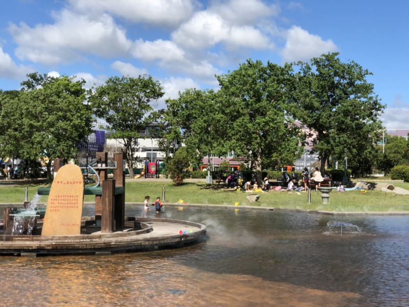 即日至9月30日，內湖污水處理廠上部運動公園免費開放親水池。   圖：北市政府工務局衛生下水道工程處／提供