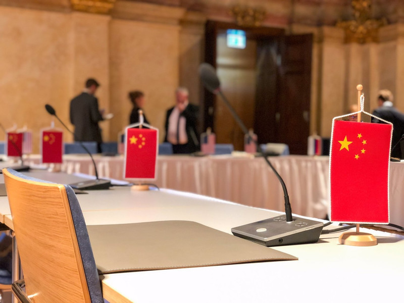 美方軍備管制特使比林斯利亞在推特po出1張掛著五星旗空椅的照片，批評北京躲在「秘密長城」後面。   圖：翻攝自比林斯利亞推特