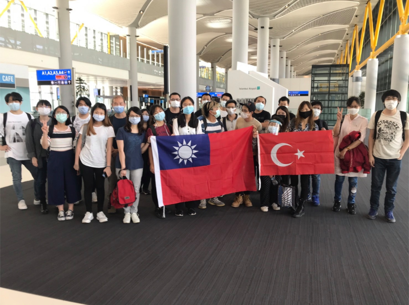28名因武漢肺炎疫情滯留土耳其的台灣人22日搭機返台，於23日晚間抵台。   圖：翻攝駐土耳其代表處臉書