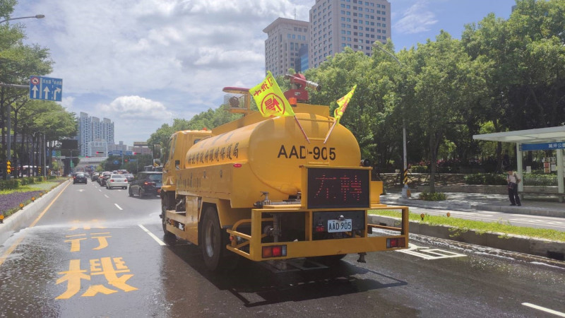 新北市啟動防熱機制，針對主要道路出動洗街車，運用回收處理水灑水降溫。   圖：新北市政府/提供