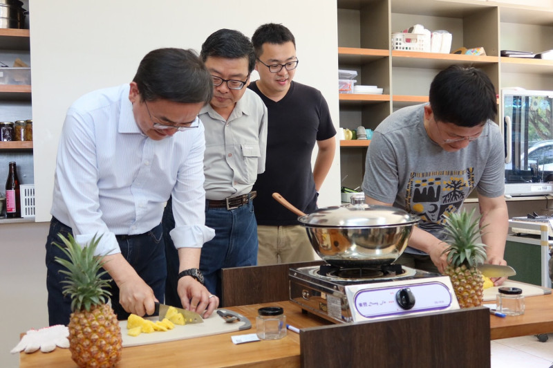 林佳龍(右1)親自手作果醬推廣國旅觀光。   圖：交通部觀光局/提供
