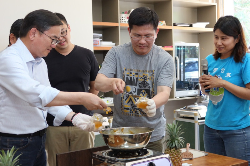 林佳龍(右2)親自手作果醬推廣國旅觀光。   圖：交通部觀光局/提供