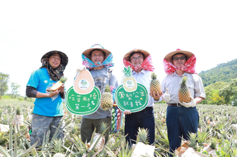 林佳龍(左2)推廣鳳梨農產品。   圖：交通部觀光局/提供